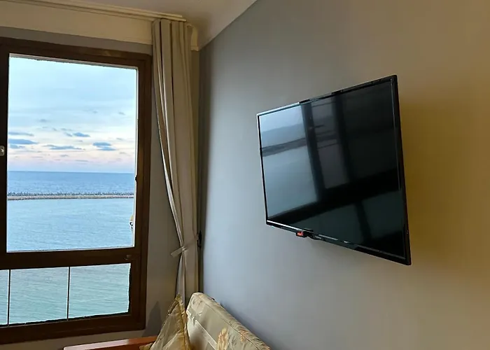 First Row Spacious Seaview Apartment